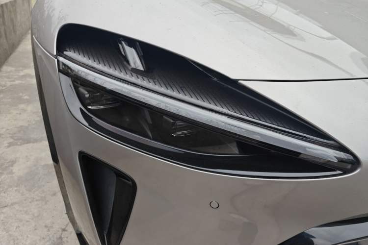 Used Xiaomi Auto YU7 2025 Ultra-Long Range High-Performance All-Wheel-Drive Max Edition Right Front Headlight