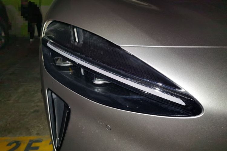 Used Xiaomi Auto YU7 2025 Ultra-Long Range Rear-Wheel Drive Version Right Front Headlight