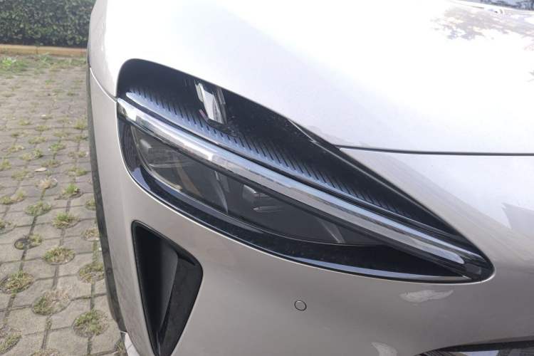 Used Xiaomi Auto YU7 2025 Ultra-Long Range Rear-Wheel Drive Version Right Front Headlight