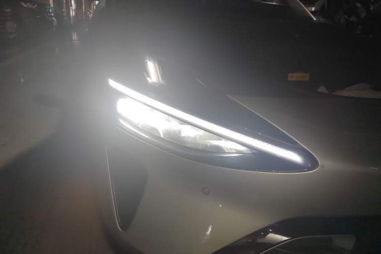 Used Xiaomi Auto YU7 2025 Ultra-Long Range High-Performance All-Wheel-Drive Max Edition Right Front Headlight