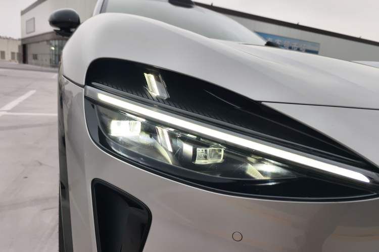 Used Xiaomi Auto YU7 2025 Ultra-Long Range Rear-Wheel Drive Version Right Front Headlight