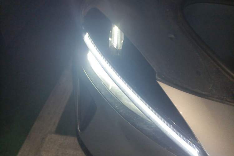 Used Xiaomi Auto YU7 2025 Ultra-Long Range High-Performance All-Wheel-Drive Max Edition Right Front Headlight