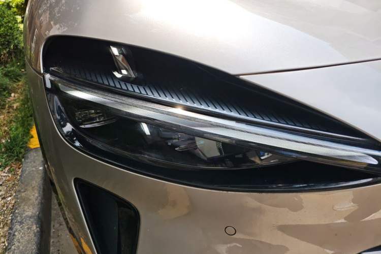 Used Xiaomi Auto YU7 2025 Ultra-Long Range Rear-Wheel Drive Version Right Front Headlight