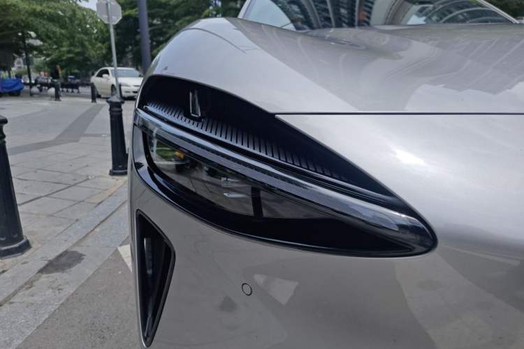Used Xiaomi Auto YU7 2025 Ultra-Long Range Rear-Wheel Drive Version Right Front Headlight