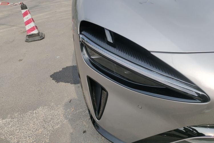 Used Xiaomi Auto YU7 2025 Ultra-Long Range Rear-Wheel Drive Version Right Front Headlight
