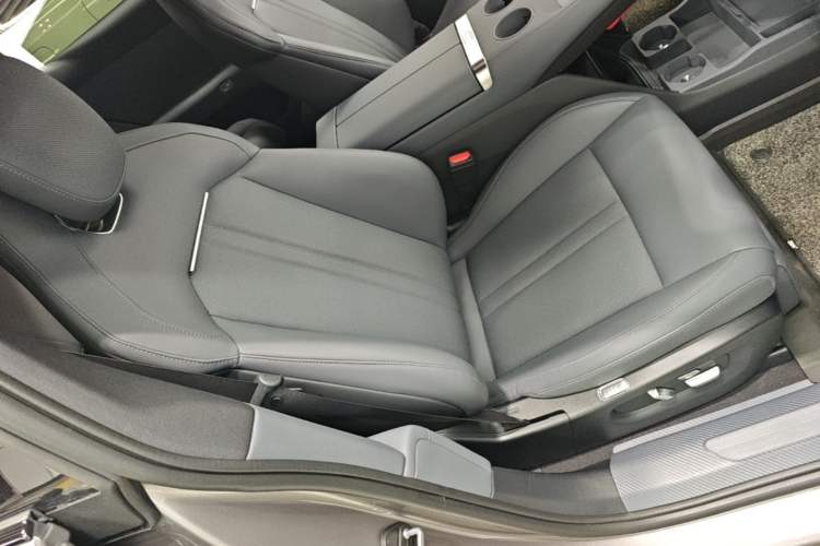 Used Xiaomi Auto YU7 2025 Ultra-Long Range Rear-Wheel Drive Version Right Front Seat