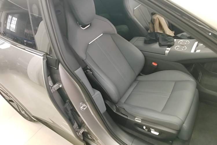 Used Xiaomi Auto YU7 2025 Ultra-Long Range Rear-Wheel Drive Version Right Front Seat