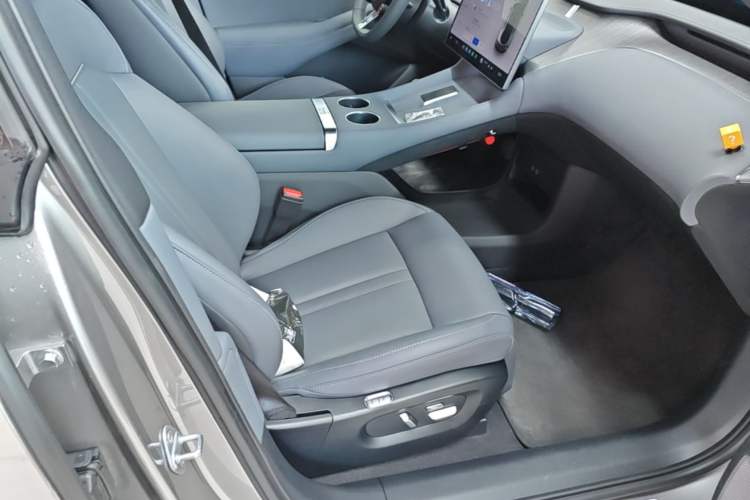 Used Xiaomi Auto YU7 2025 Ultra-Long Range Rear-Wheel Drive Version Right Front Seat