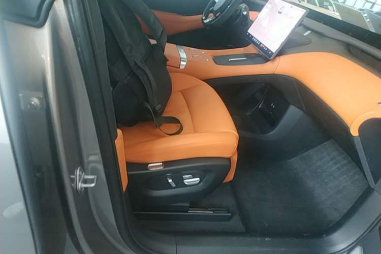 Used Xiaomi Auto YU7 2025 Ultra-Long Range High-Performance All-Wheel-Drive Max Edition Right Front Seat