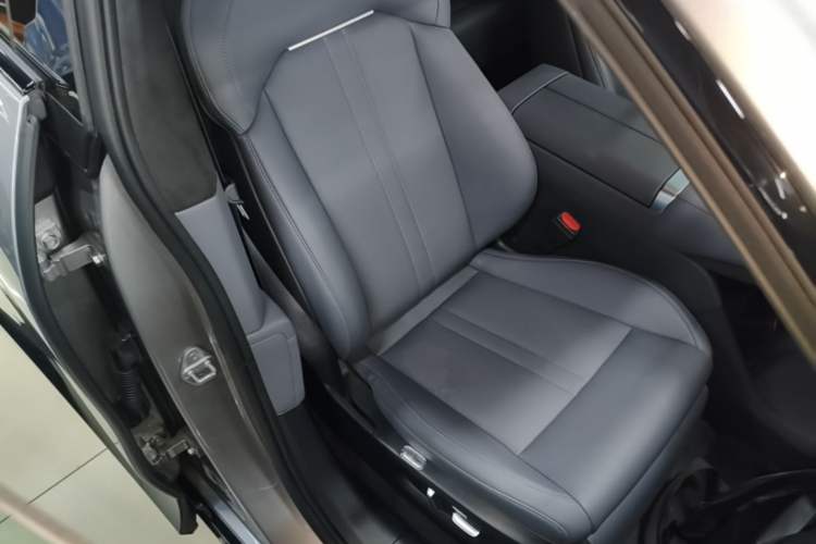 Used Xiaomi Auto YU7 2025 Ultra-Long Range High-Performance All-Wheel-Drive Max Edition Right Front Seat