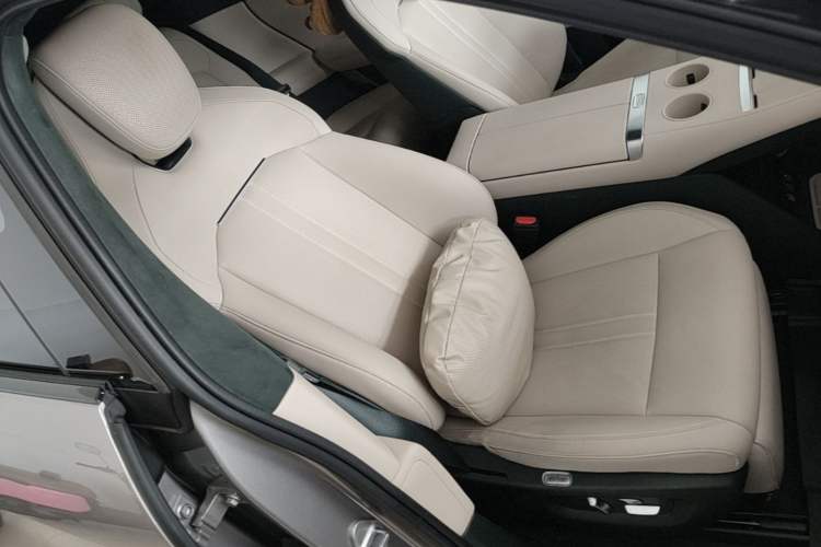 Used Xiaomi Auto YU7 2025 Ultra-Long Range High-Performance All-Wheel-Drive Max Edition Right Front Seat