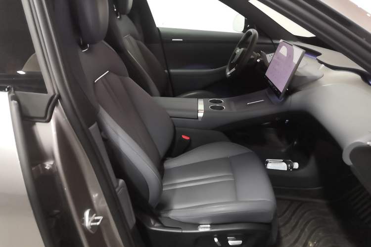 Used Xiaomi Auto YU7 2025 Ultra-Long Range Rear-Wheel Drive Version Right Front Seat