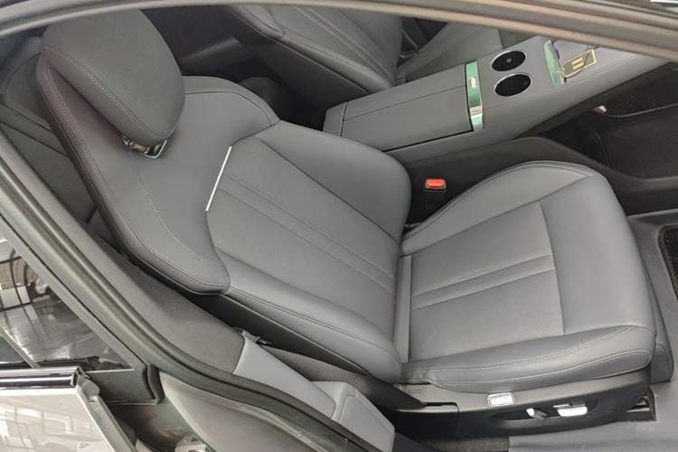 Used Xiaomi Auto YU7 2025 Ultra-Long Range Rear-Wheel Drive Version Right Front Seat