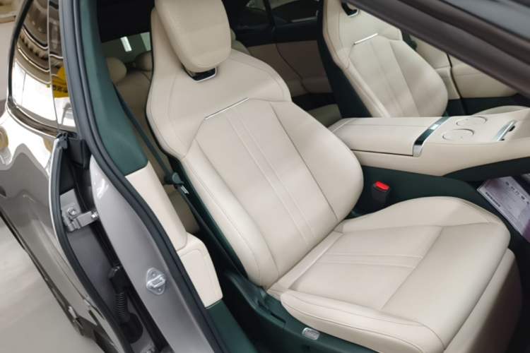 Used Xiaomi Auto YU7 2025 Ultra-Long Range High-Performance All-Wheel-Drive Max Edition Right Front Seat