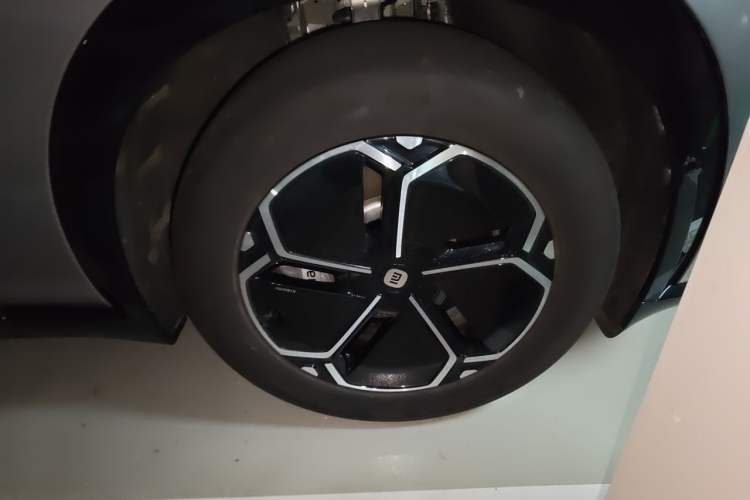 Used Xiaomi Auto YU7 2025 Ultra-Long Range Rear-Wheel Drive Version Right Front Wheel Hub