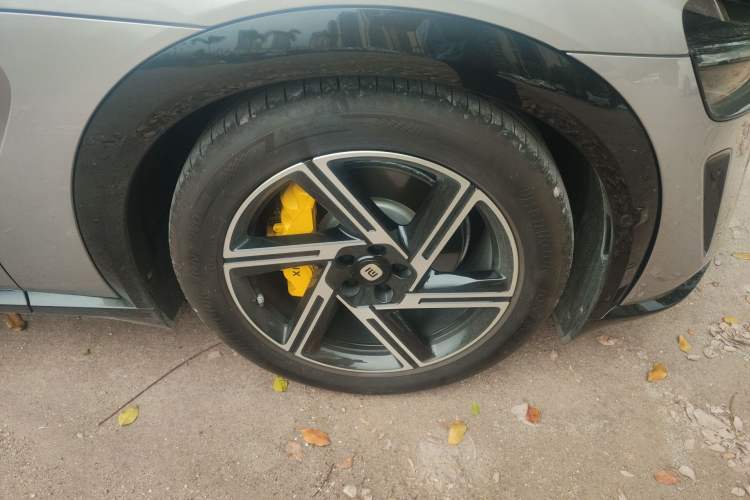 Used Xiaomi Auto YU7 2025 Ultra-Long Range All-Wheel Drive Pro Version Right Front Wheel Hub