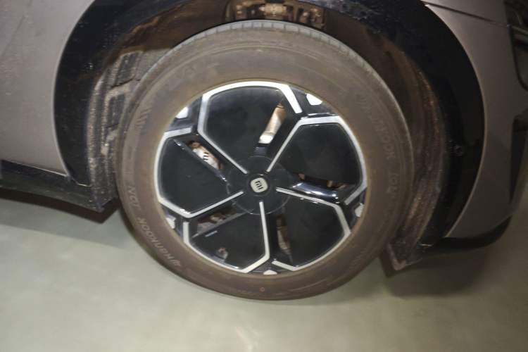 Used Xiaomi Auto YU7 2025 Ultra-Long Range All-Wheel Drive Pro Version Right Front Wheel Hub