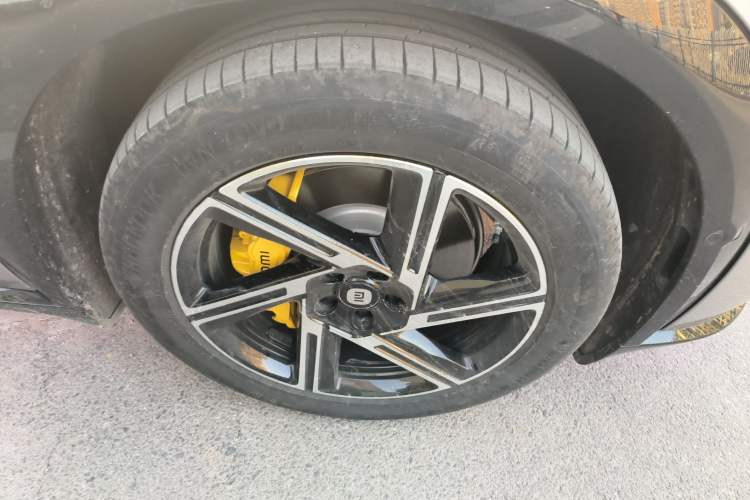 Used Xiaomi Auto YU7 2025 Ultra-Long Range Rear-Wheel Drive Version Right Front Wheel Hub