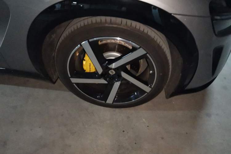 Used Xiaomi Auto YU7 2025 Ultra-Long Range High-Performance All-Wheel-Drive Max Edition Right Front Wheel Hub
