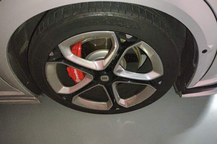 Used Xiaomi Auto YU7 2025 Ultra-Long Range High-Performance All-Wheel-Drive Max Edition Right Front Wheel Hub