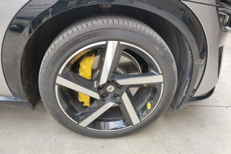 Used Xiaomi Auto YU7 2025 Ultra-Long Range Rear-Wheel Drive Version Right Front Wheel Hub