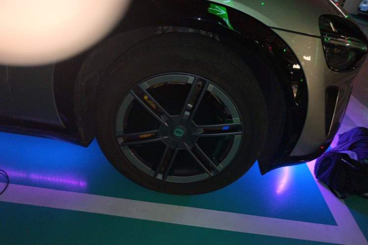 Used Xiaomi Auto YU7 2025 Ultra-Long Range High-Performance All-Wheel-Drive Max Edition Right Front Wheel Hub