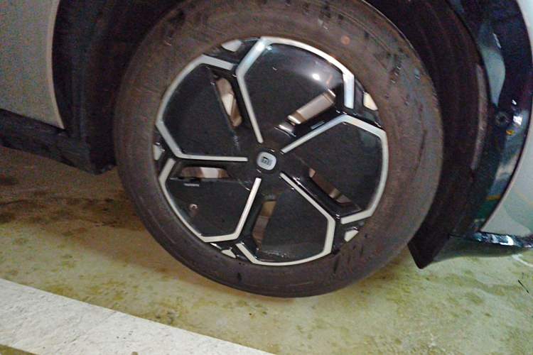 Used Xiaomi Auto YU7 2025 Ultra-Long Range Rear-Wheel Drive Version Right Front Wheel Hub