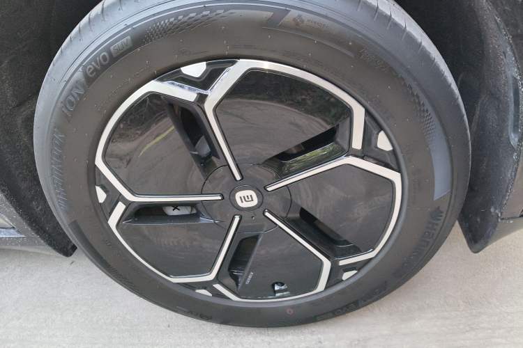 Used Xiaomi Auto YU7 2025 Ultra-Long Range Rear-Wheel Drive Version Right Front Wheel Hub