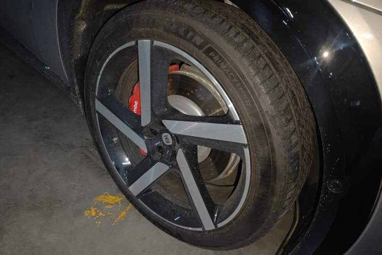 Used Xiaomi Auto YU7 2025 Ultra-Long Range High-Performance All-Wheel-Drive Max Edition Right Front Wheel Hub