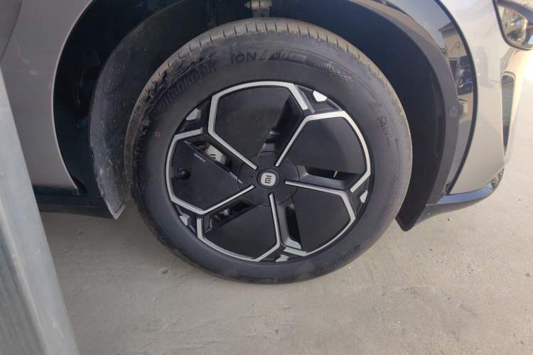 Used Xiaomi Auto YU7 2025 Ultra-Long Range Rear-Wheel Drive Version Right Front Wheel Hub