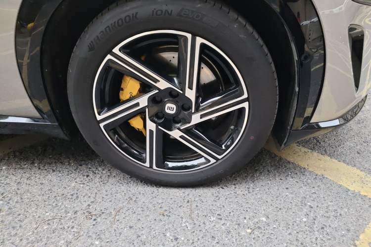 Used Xiaomi Auto YU7 2025 Ultra-Long Range High-Performance All-Wheel-Drive Max Edition Right Front Wheel Hub