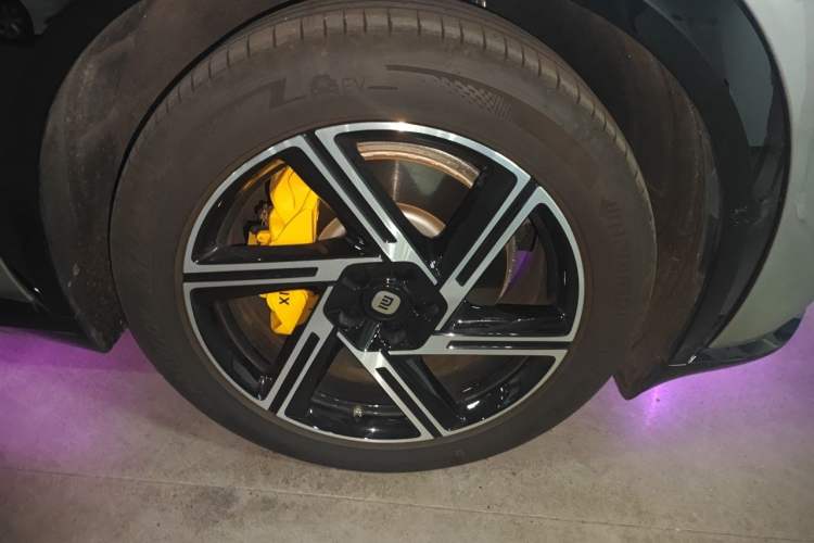 Used Xiaomi Auto YU7 2025 Ultra-Long Range Rear-Wheel Drive Version Right Front Wheel Hub