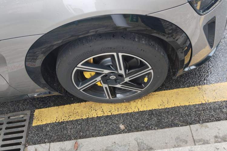 Used Xiaomi Auto YU7 2025 Ultra-Long Range Rear-Wheel Drive Version Right Front Wheel Hub