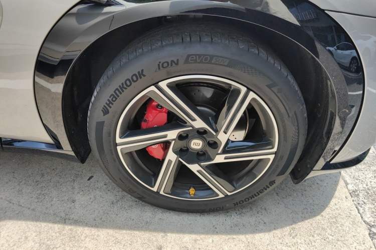 Used Xiaomi Auto YU7 2025 Ultra-Long Range High-Performance All-Wheel-Drive Max Edition Right Front Wheel Hub