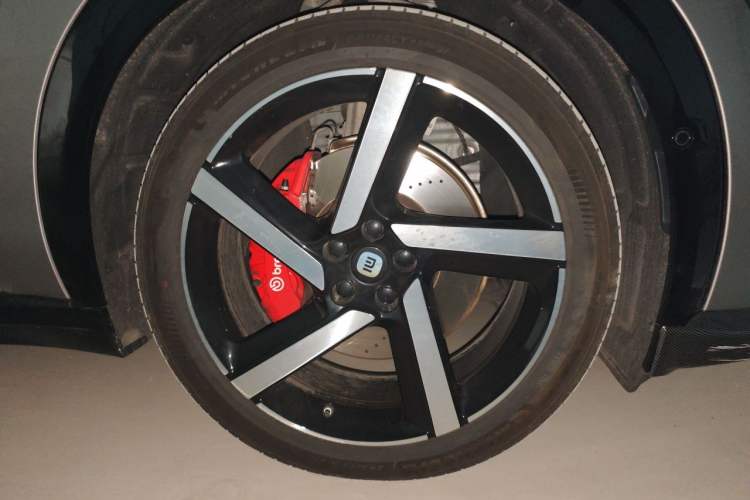 Used Xiaomi Auto YU7 2025 Ultra-Long Range High-Performance All-Wheel-Drive Max Edition Right Front Wheel Hub