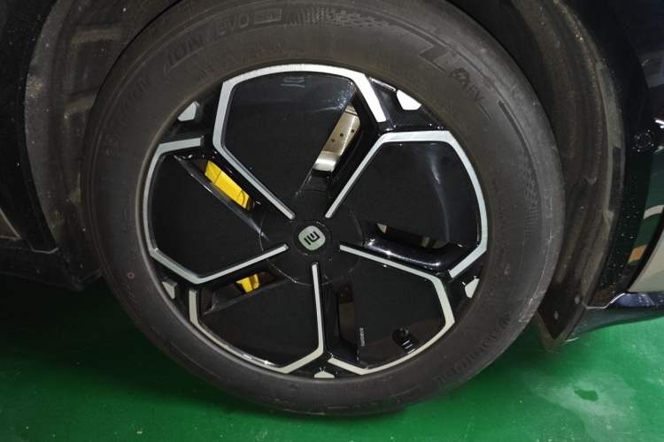 Used Xiaomi Auto YU7 2025 Ultra-Long Range High-Performance All-Wheel-Drive Max Edition Right Front Wheel Hub