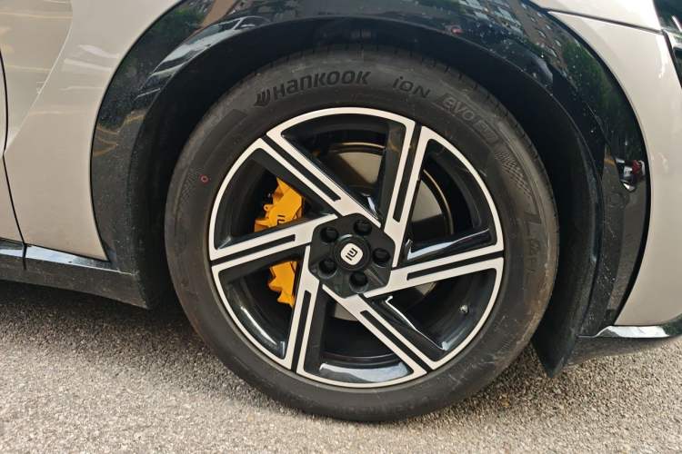 Used Xiaomi Auto YU7 2025 Ultra-Long Range All-Wheel Drive Pro Version Right Front Wheel Hub