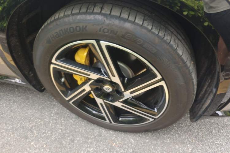 Used Xiaomi Auto YU7 2025 Ultra-Long Range All-Wheel Drive Pro Version Right Front Wheel Hub