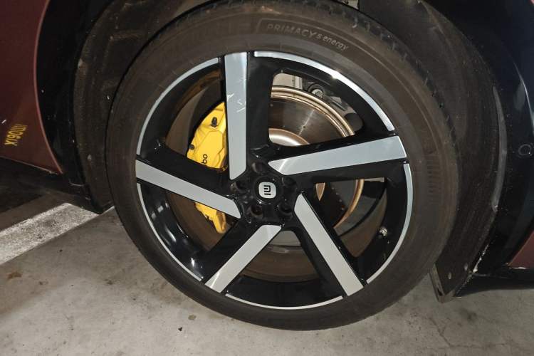 Used Xiaomi Auto YU7 2025 Ultra-Long Range High-Performance All-Wheel-Drive Max Edition Right Front Wheel Hub