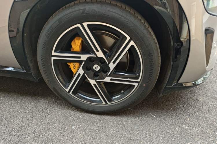 Used Xiaomi Auto YU7 2025 Ultra-Long Range All-Wheel Drive Pro Version Right Front Wheel Hub