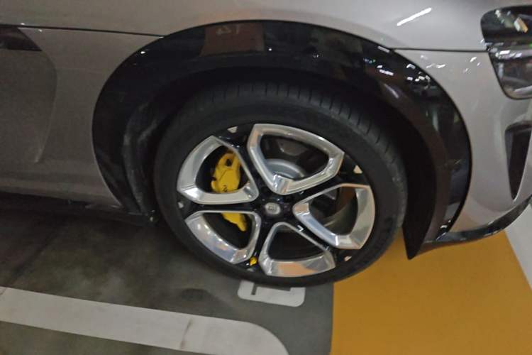 Used Xiaomi Auto YU7 2025 Ultra-Long Range High-Performance All-Wheel-Drive Max Edition Right Front Wheel Hub