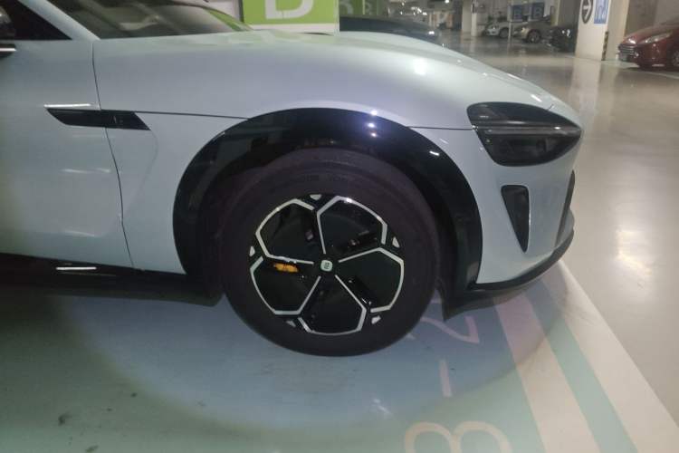 Used Xiaomi Auto YU7 2025 Ultra-Long Range High-Performance All-Wheel-Drive Max Edition Right Front Wheel Hub
