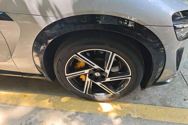 Used Xiaomi Auto YU7 2025 Ultra-Long Range All-Wheel Drive Pro Version Right Front Wheel Hub