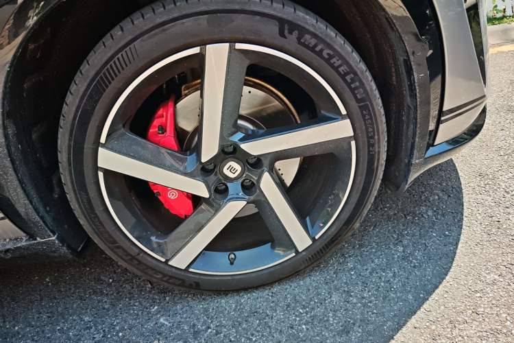 Used Xiaomi Auto YU7 2025 Ultra-Long Range High-Performance All-Wheel-Drive Max Edition Right Front Wheel Hub