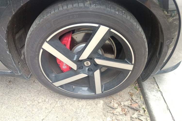 Used Xiaomi Auto YU7 2025 Ultra-Long Range High-Performance All-Wheel-Drive Max Edition Right Front Wheel Hub