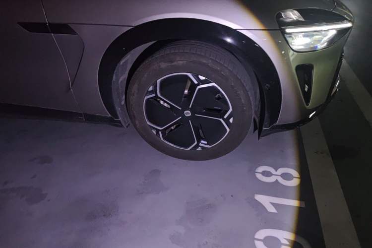 Used Xiaomi Auto YU7 2025 Ultra-Long Range Rear-Wheel Drive Version Right Front Wheel Hub