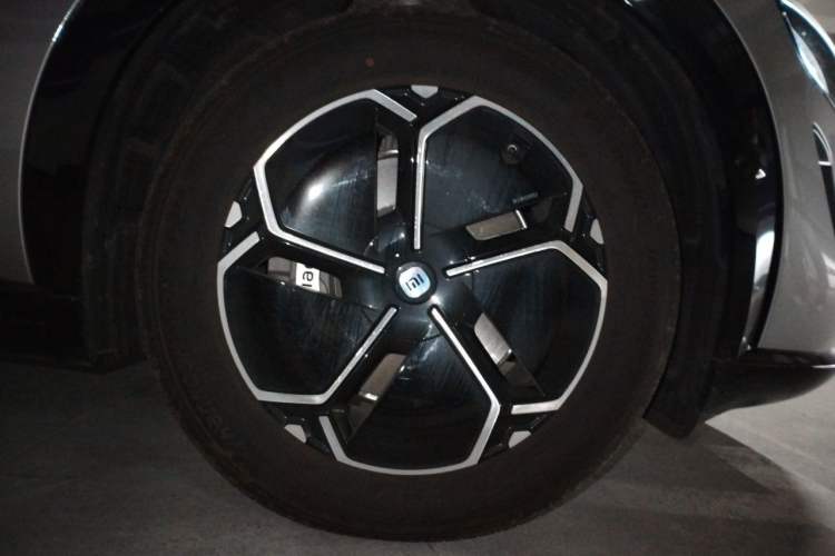 Used Xiaomi Auto YU7 2025 Ultra-Long Range Rear-Wheel Drive Version Right Front Wheel Hub