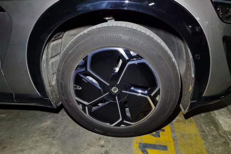 Used Xiaomi Auto YU7 2025 Ultra-Long Range Rear-Wheel Drive Version Right Front Wheel Hub