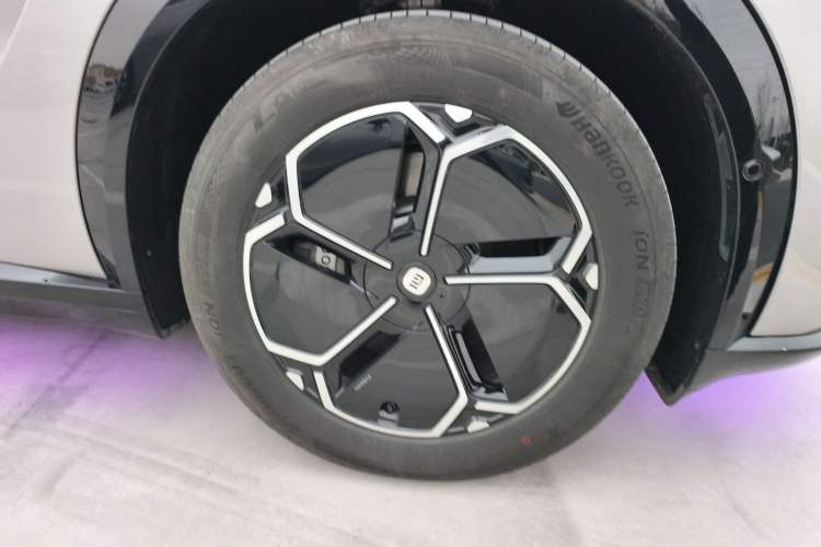 Used Xiaomi Auto YU7 2025 Ultra-Long Range Rear-Wheel Drive Version Right Front Wheel Hub