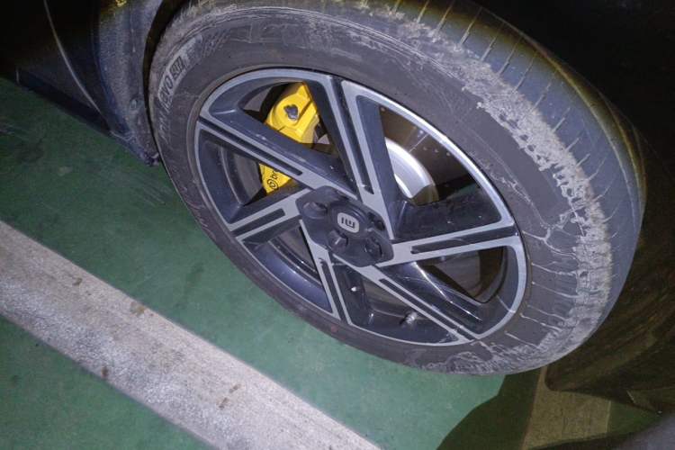 Used Xiaomi Auto YU7 2025 Ultra-Long Range High-Performance All-Wheel-Drive Max Edition Right Front Wheel Hub